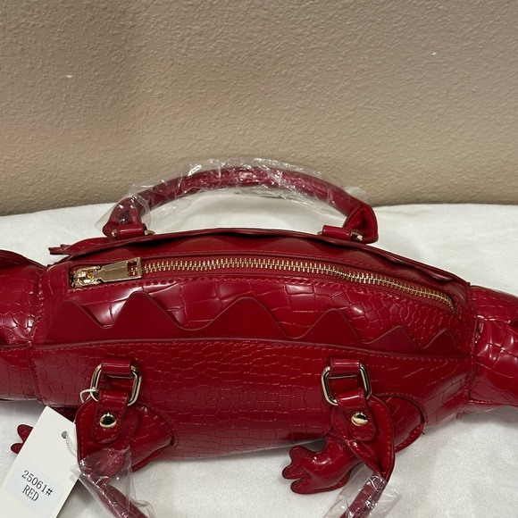 Red Alligator-Shaped Handbag - Picture 4 of 6
